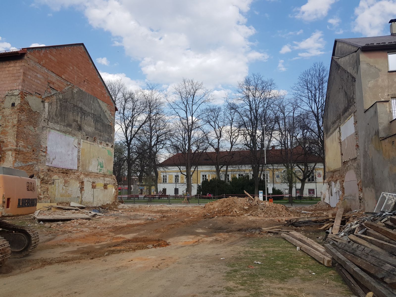 Kamienica w centrum Andrychowa wyburzona, nowy widok na zamek [FOTO]