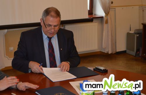 Burmistrz podpisuje umowy na ledy i wymianę kotłów