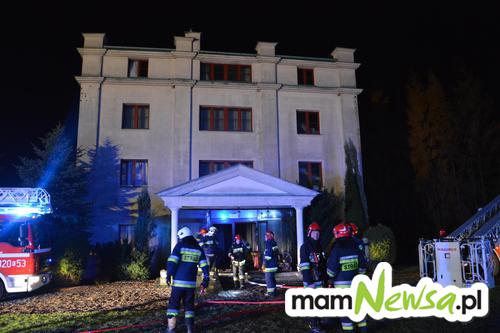 Groźny pożar w hotelu, kilka osób ewakuowano przy pomocy drabiny [AKTUALIZACJA]