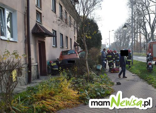 Nietypowy wypadek w Andrychowie. Samochód uderzył w blok [FOTO]