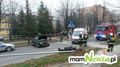Wypadek przed gimnazjum. Kierowca staranował latarnię [FOTO]