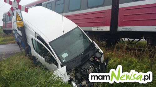 Groźny wypadek na przejeździe kolejowym [FOTO]