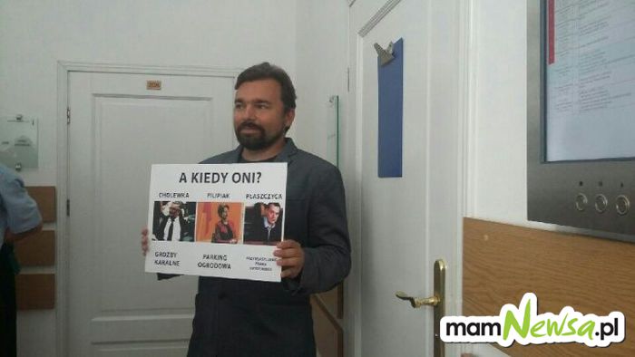 Ruszył proces burmistrza Wadowic. Klinowski przyszedł do sądu z plakatem i atakował przeciwników