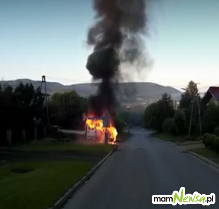 Dramatyczne zdarzenie w Andrychowie. Kierowca wyskoczył z palącgo się auta [VIDEO]
