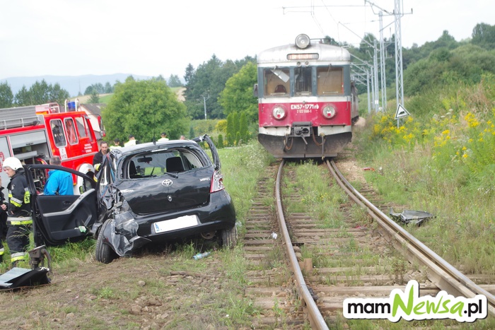 Zderzenie na krajówce, auto wjechało pod pociąg [FOTO]