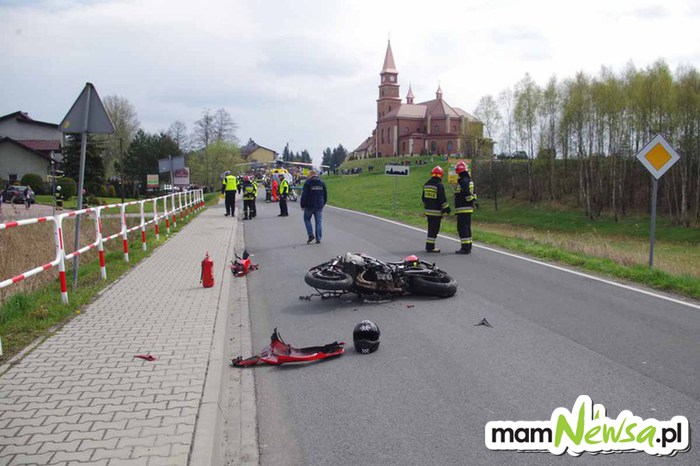 Motocyklista potrącił pieszego, wezwano śmigłowiec ratowniczy [FOTO]