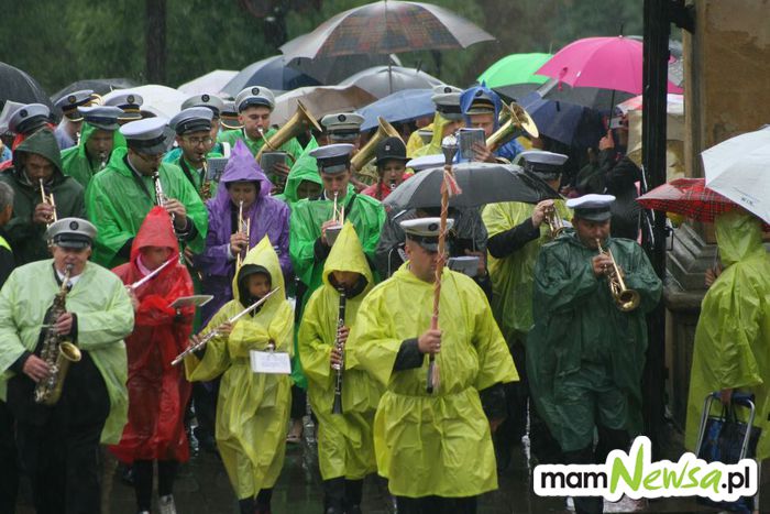 W piątek w upale, w niedzielę w deszczu. Tysiące osób na kalwaryjskich dróżkach [FOTO]