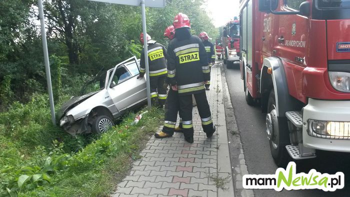 Auto roztrzaskane na znaku na Krakowskiej