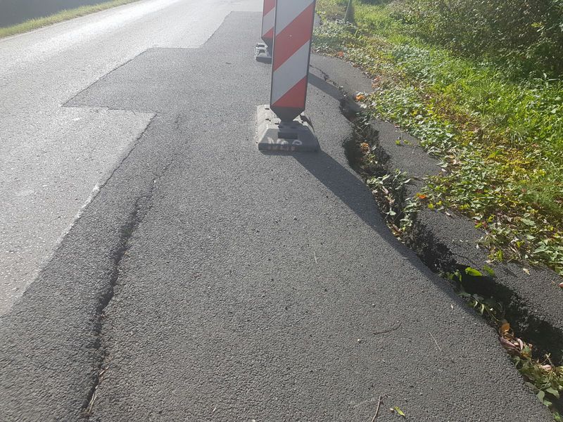Sypie się asfalt na jednej z wadowickich ulic [FOTO]