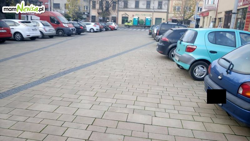 Wielki parking i falująca kostka na placu Mickiewicza. Tak miało być?