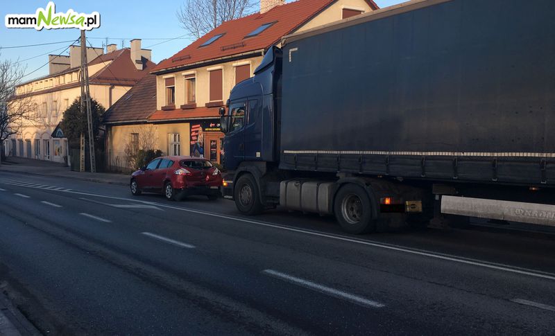 Ciężarówka uderzyła w osobówkę na Krakowskiej
