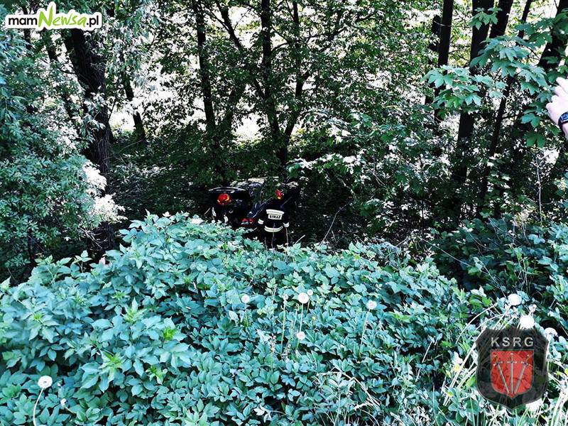 Chwile grozy na Wadowickiej, auto stoczyło się ze skarpy w las