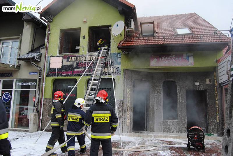 Pożar sklepu, poszkodowany strażak
