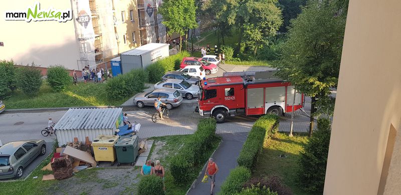 Pożar przed blokiem w Andrychowie, interweniowali strażacy