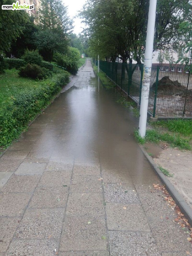 Trochę deszczu i chodnik zatopiony
