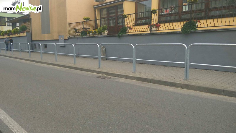 Nowe barierki na przy ulicy 1 Maja powinny poprawić bezpieczeństwo pieszych