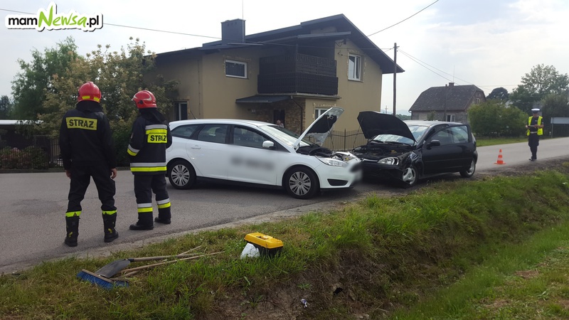 Dwa samochody roztrzaskane na kolizyjnym skrzyżowaniu w Gierałtowicach [FOTO]