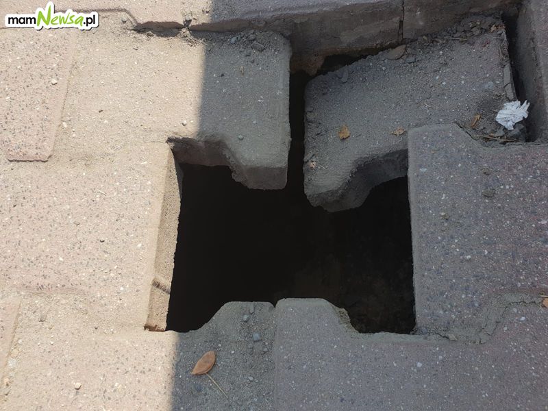 Dziura w chodniku w centrum Andrychowa