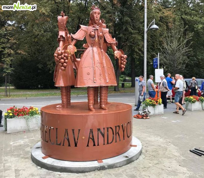 Wielka metalowa rzeźba stanęła w centrum Andrychowa [FOTO]