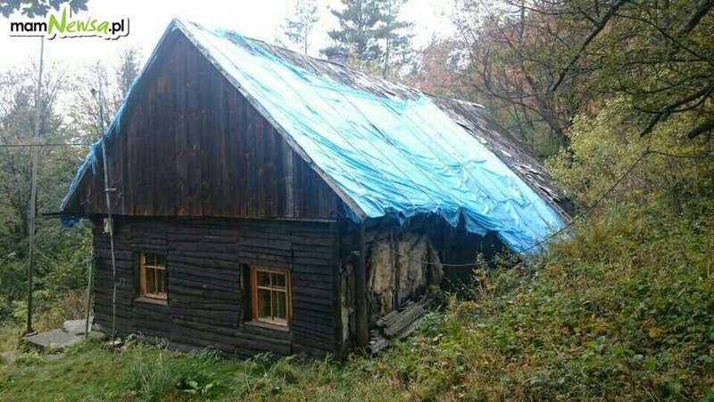 Dramatyczna sytuacja mieszkańca. Wichura zdmuchnęła dach z jego domu, a idzie zima [FOTO]