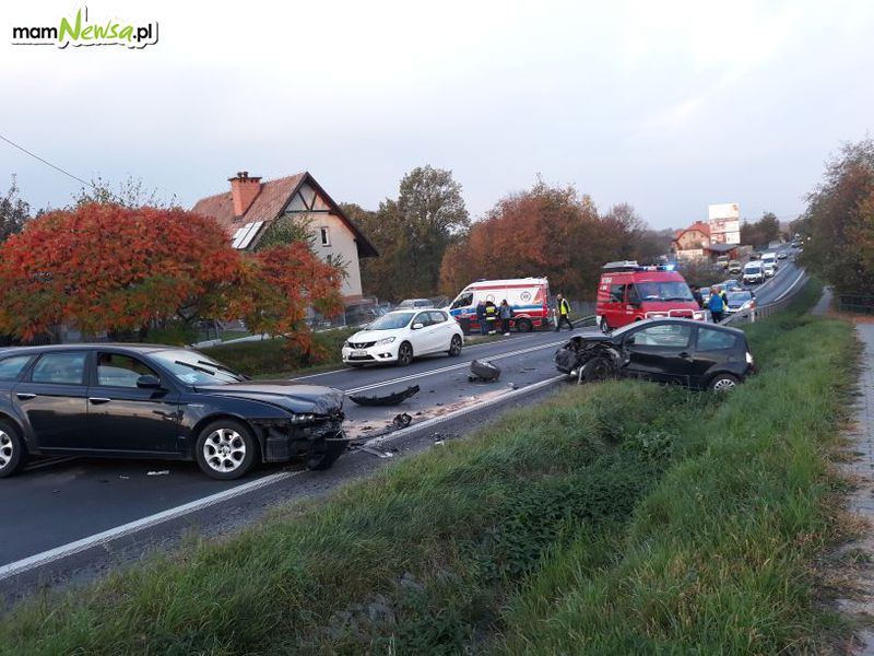 Wypadek na drodze Andrychów - Kęty, są poszkodowani [FOTO] [AKTUALIZACJA]