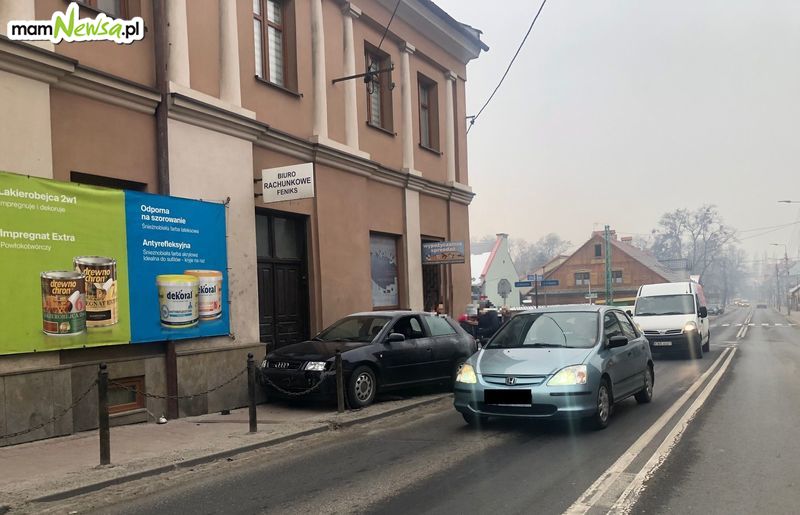 Kolizja na Krakowskiej, auto 'zaparkowało' na chodniku