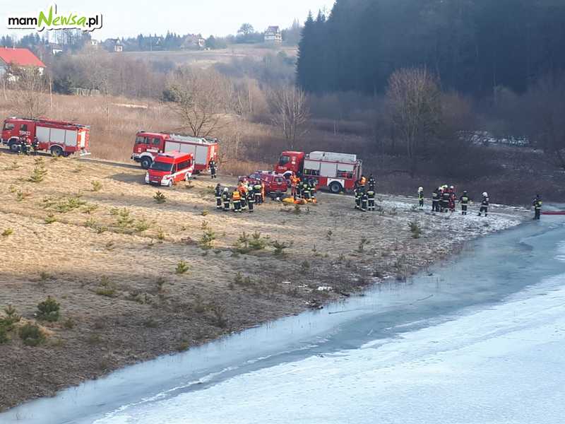 Strażacy ćwiczyli na zamarzniętym jeziorze [FOTO]