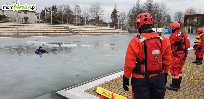 Ratownictwo lodowe na basenie w Andrychowie [FOTO]