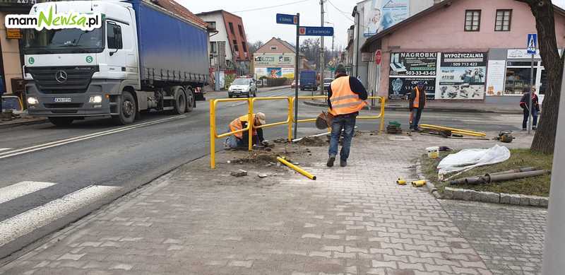 Główna ulica w Andrychowie osłupkowana. Będzie bezpieczniej? [FOTO]