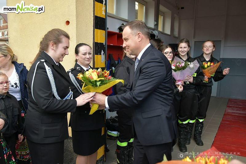W Dzień Kobiet prezydent z małżonką odwiedzili strażaczki z OSP [FOTO]