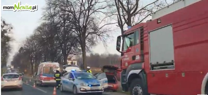 Wypadek na drodze krajowej, zderzenie dwóch samochodów