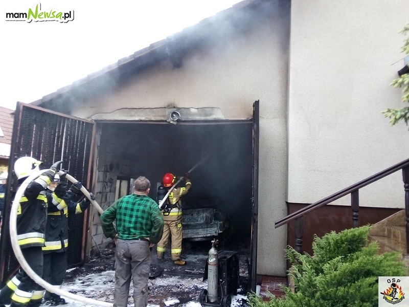 Pożar garażu, zagrożony był dom [FOTO] [AKTUALIZACJA]