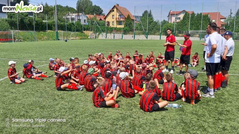 Chłopcy z Akademii Mistrzów Cracovia z Andrychowa trenują pod okiem trenerów z AC Milan