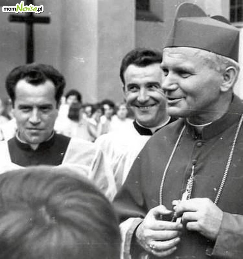 Starych fotografii czar... Biskup Wojtyła udzielał bierzmowania w Andrychowie [FOTO]