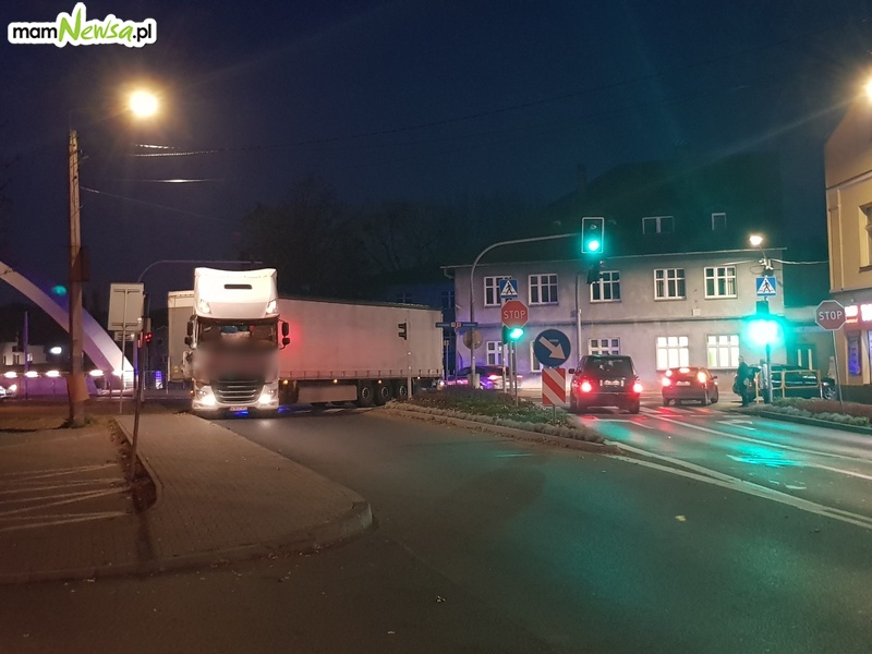 Tir zablokował skrzyżowanie w centrum Andrychowa