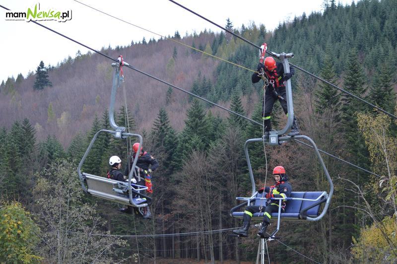 Strażacy ćwiczyli na wyciągu narciarskim na Czarnym Groniu [FOTO]