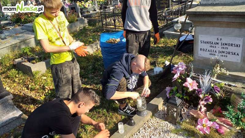 1 listopada tradycyjna kwesta na andrychowskim cmentarzu. Wcześniej młodzież porządkowała groby