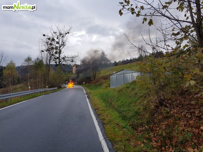 Pożar samochodu na drodze na Kocierz