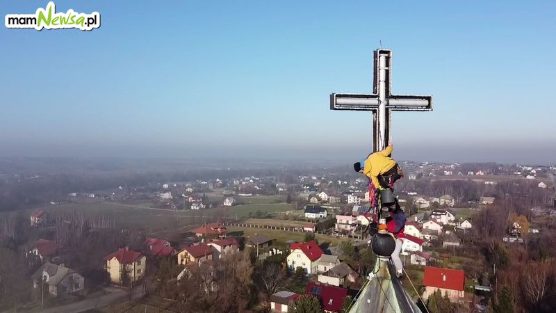 Remont krzyża na kościelnej wieży w Andrychowie [VIDEO]