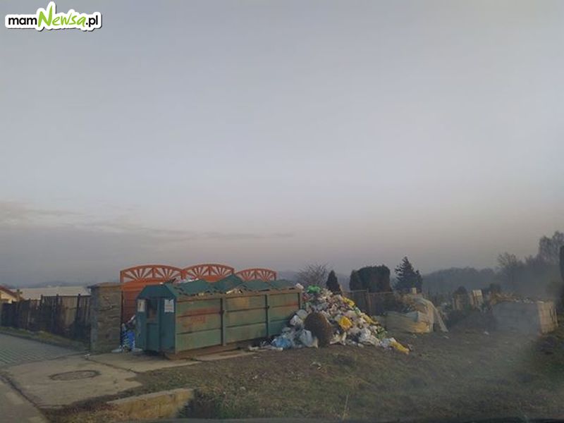 Góra śmieci przed cmentarzem