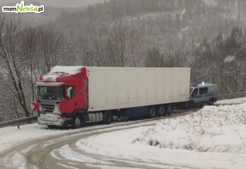 Zderzenie ciężarówki z radiowozem na drodze przez Przełęcz Kocierską
