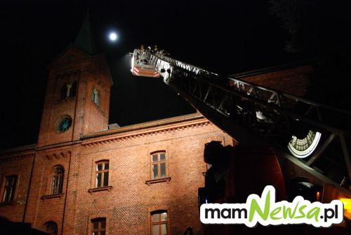 Nocne manewry strażaków na klasztorze [FOTO]