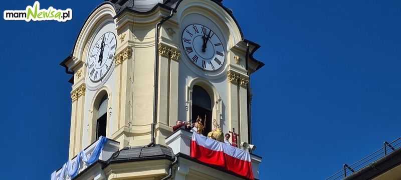 W samo południe proboszcz błogosławił mieszkańców Andrychowa z kościelnej wieży [VIDEO]