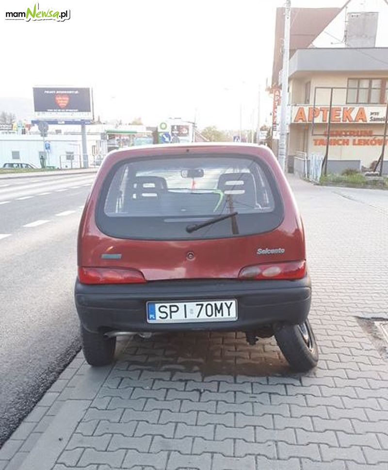 Taki samochód stoi przy głównej ulicy Andrychowa i... nikogo to nie interesuje