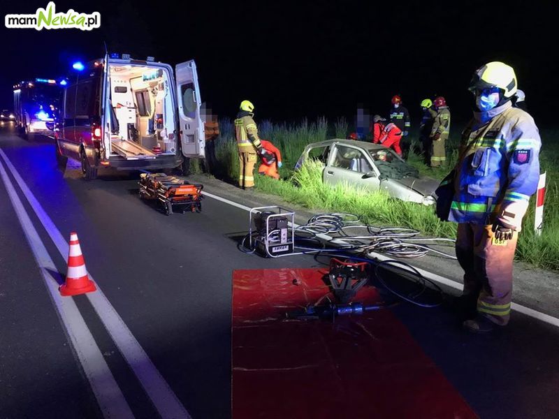 Samochód wypadł z drogi, nocna akcja ratownicza na DK nr 28