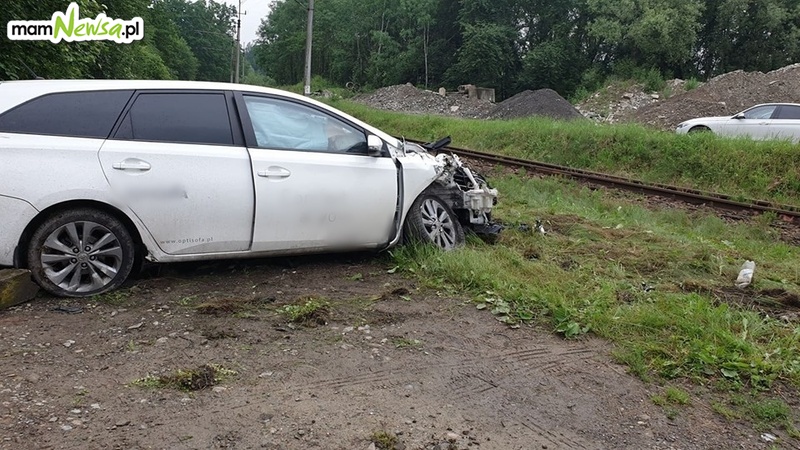 Samochód zderzył się z pociągiem na niestrzeżonym przejeździe