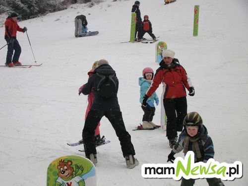 Nauczą dzieci jeździć na nartach