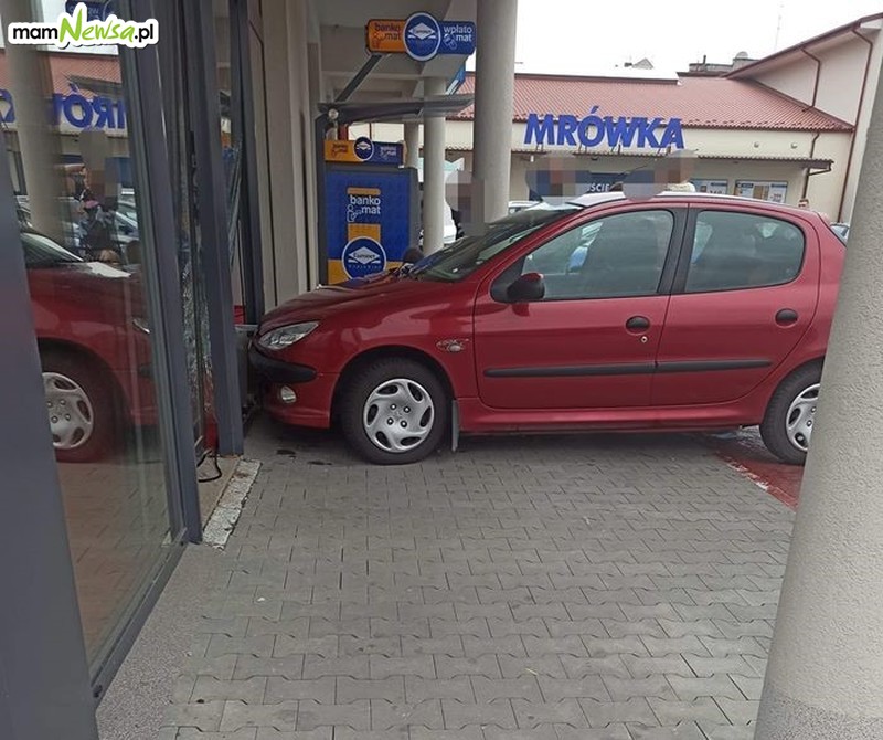 Samochód uderzył w witrynę sklepu