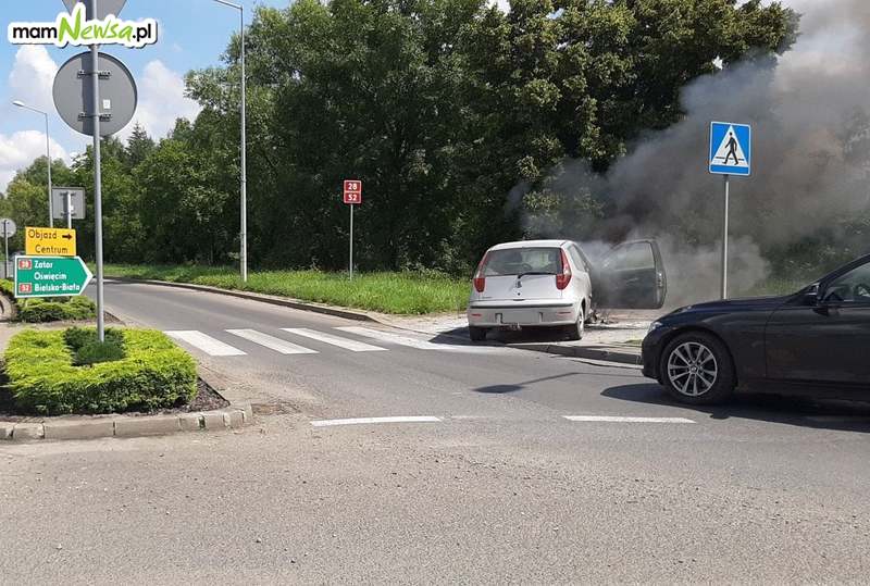 Pożar samochodu w pobliżu mostu drogowego nad Skawą