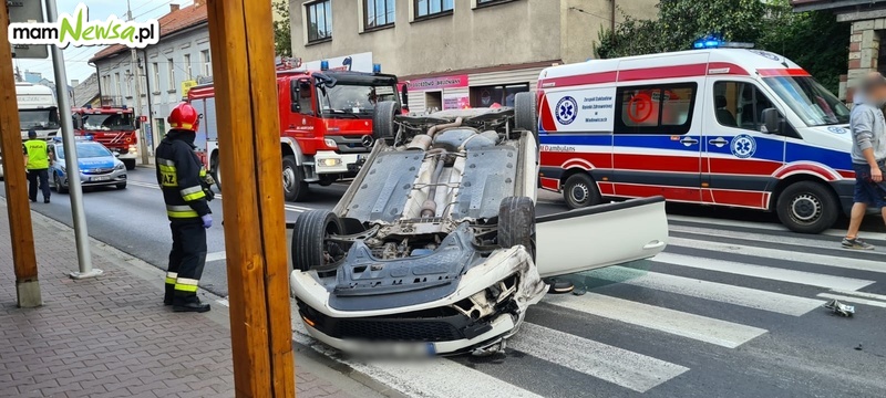 Zderzenie dwóch aut na Krakowskiej w Andrychowie, jeden dachował [FOTO]
